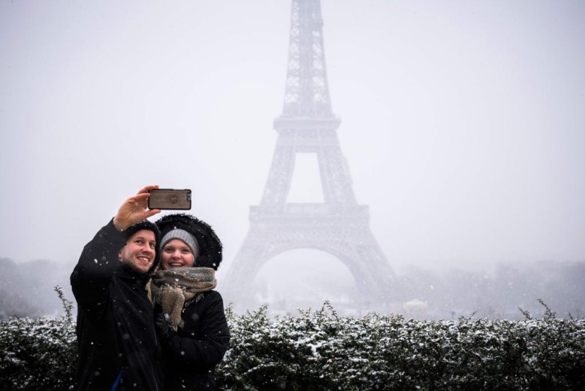 إغلاق برج إيفل في باريس بسبب الثلوج
