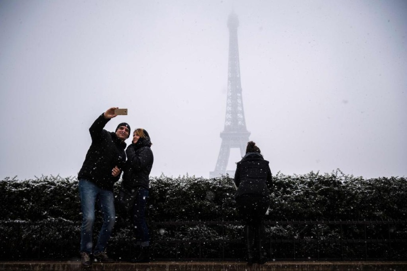 إغلاق برج إيفل في باريس بسبب الثلوج