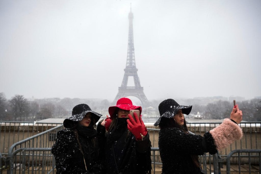 إغلاق برج إيفل في باريس بسبب الثلوج