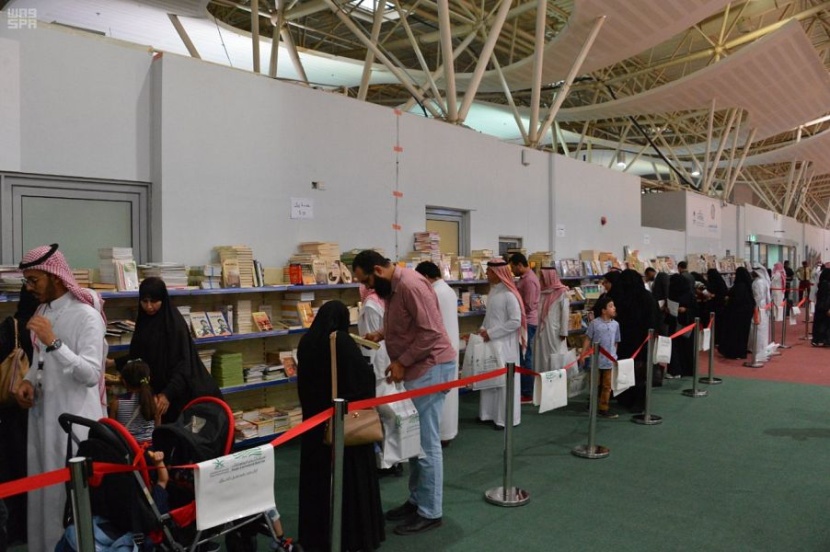 الأسعار الرمزية تجلب إقبال كبير على جناح "الكتاب المخفض" في معرض الكتاب