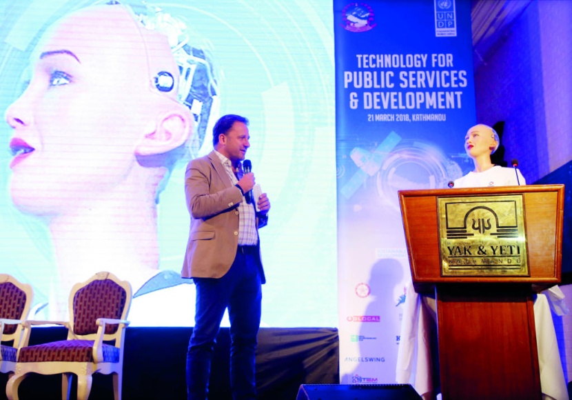 "صوفيا" في معرض الابتكار