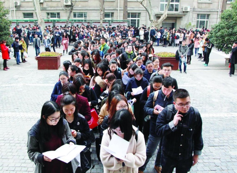 "الفحص" شرط الخدمة المدنية في الصين