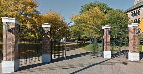 جامعة أمريكية تغلق أبوابها بعد إصابة 100 طالب بالإسهال والقئ
