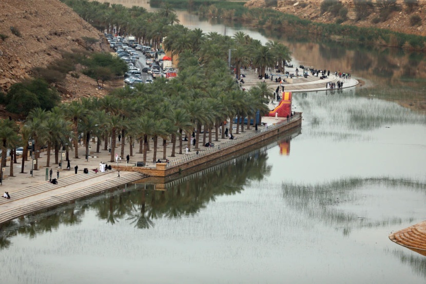 أمطار الرياض تجذب الأهالي للمتنزهات الطبيعية