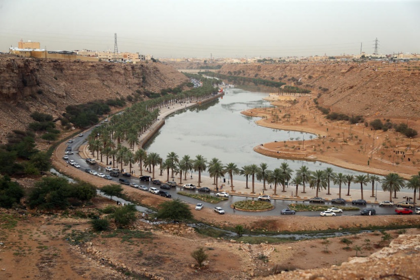 أمطار الرياض تجذب الأهالي للمتنزهات الطبيعية