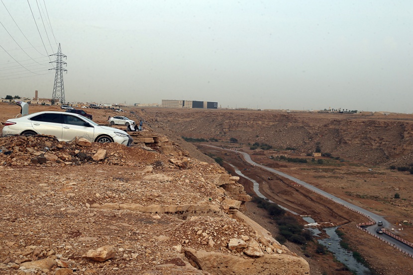 أمطار الرياض تجذب الأهالي للمتنزهات الطبيعية