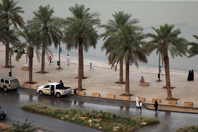 أمطار الرياض تجذب الأهالي للمتنزهات الطبيعية