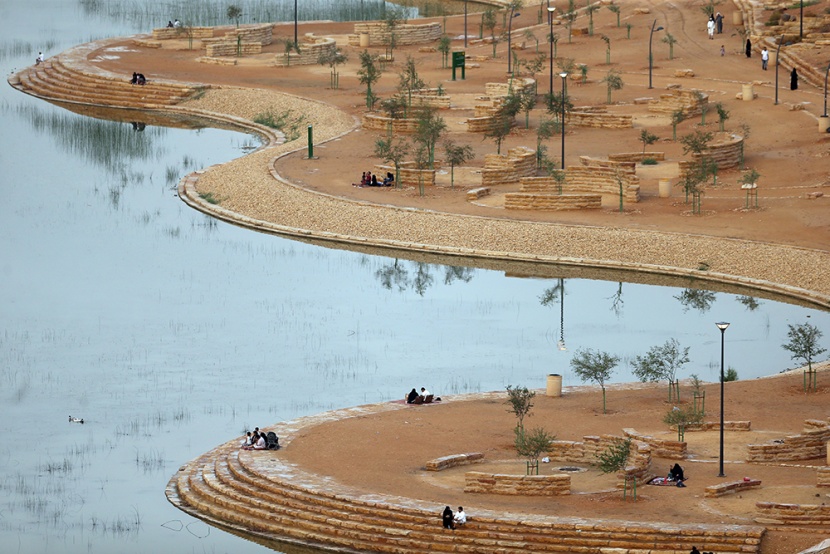 أمطار الرياض تجذب الأهالي للمتنزهات الطبيعية