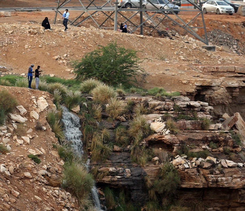 أمطار الرياض تجذب الأهالي للمتنزهات الطبيعية