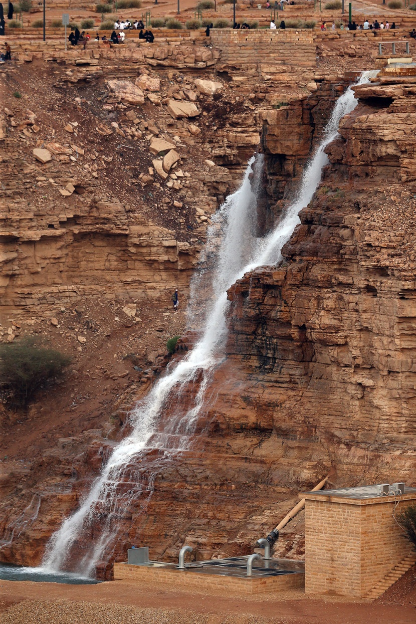 أمطار الرياض تجذب الأهالي للمتنزهات الطبيعية