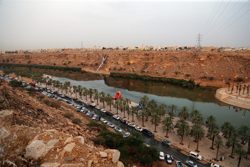أمطار الرياض تجذب الأهالي للمتنزهات الطبيعية