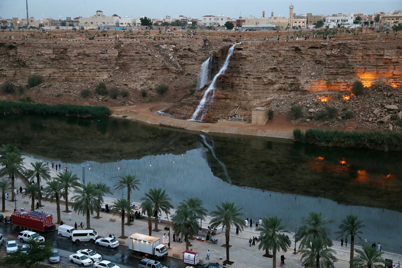 أمطار الرياض تجذب الأهالي للمتنزهات الطبيعية