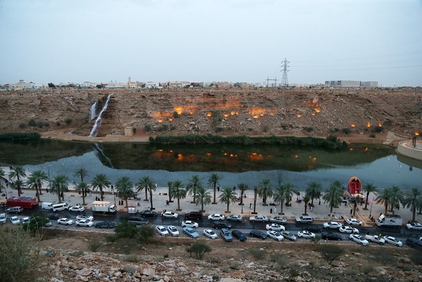 أمطار الرياض تجذب الأهالي للمتنزهات الطبيعية