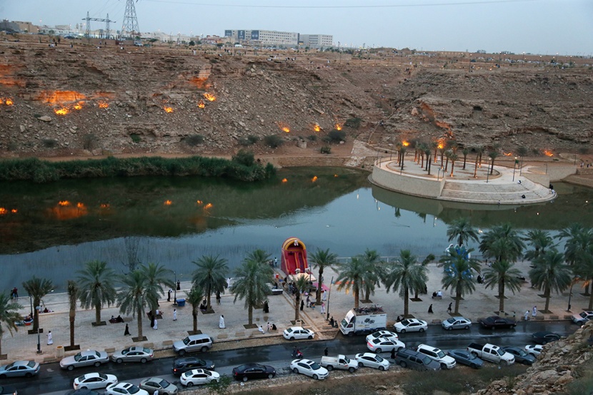 أمطار الرياض تجذب الأهالي للمتنزهات الطبيعية