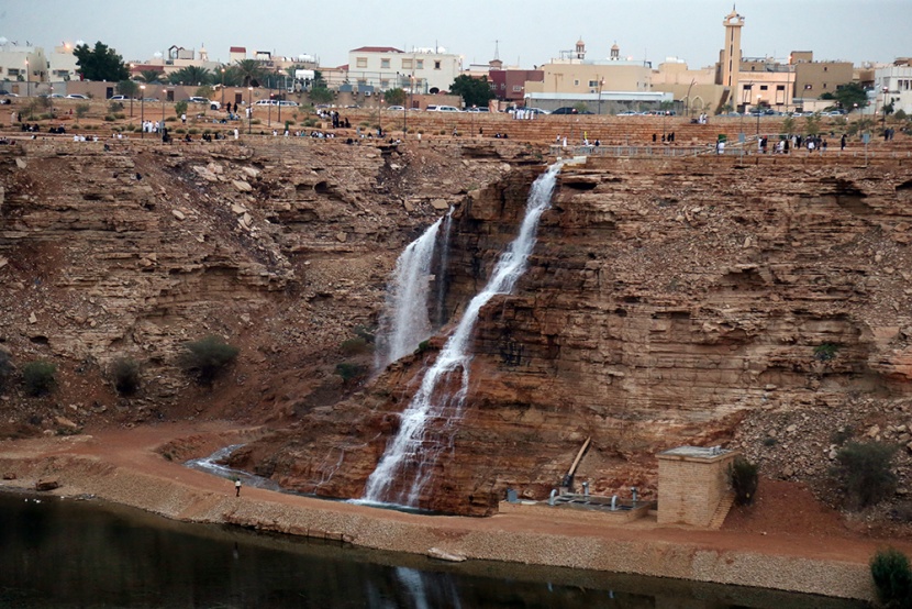 أمطار الرياض تجذب الأهالي للمتنزهات الطبيعية