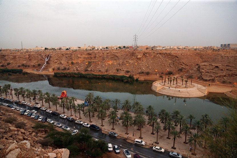 أمطار الرياض تجذب الأهالي للمتنزهات الطبيعية