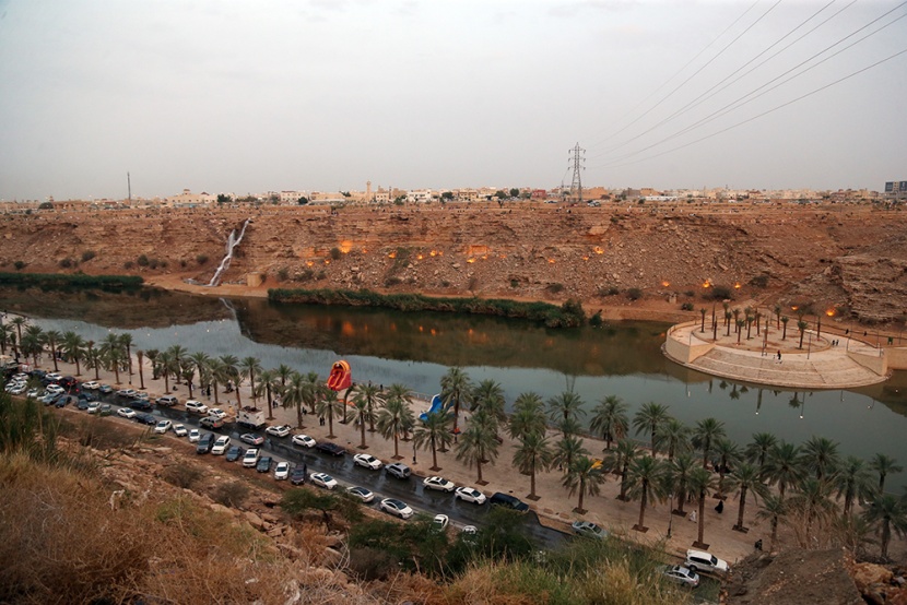 أمطار الرياض تجذب الأهالي للمتنزهات الطبيعية