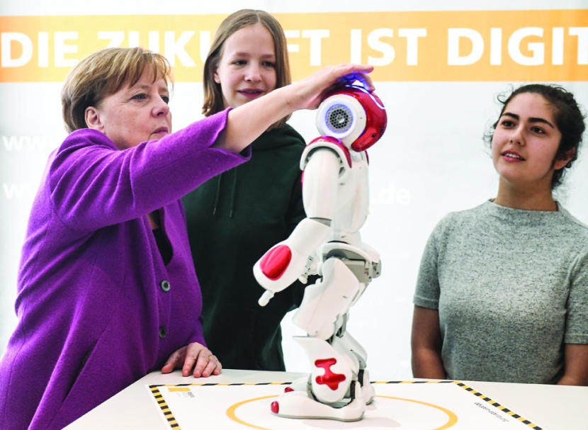 ميركل في يوم الفتيات