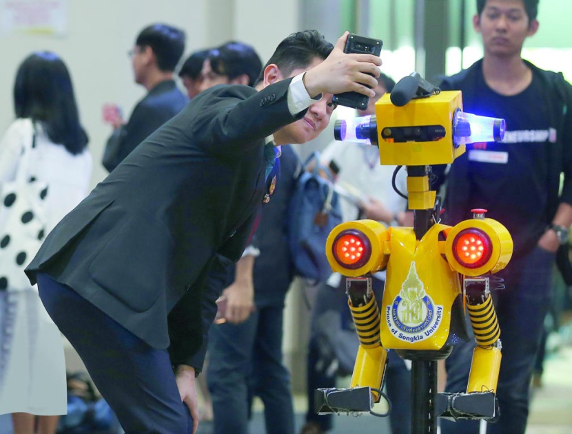 سيلفي مع روبوت