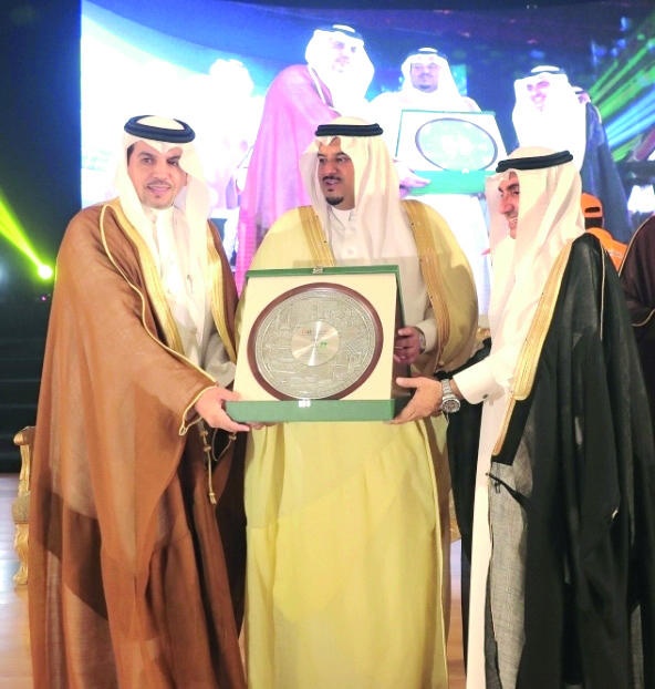 نائب أمير الرياض يكرم البنك الأهلي لدعمه تأهيل وتوظيف الكفاءات الوطنية