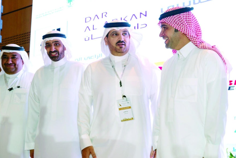 وزير الإسكان يكرم البنك الأهلي لفوزه بجائزة أفضل برنامج تمويل عقـاري في المملكة