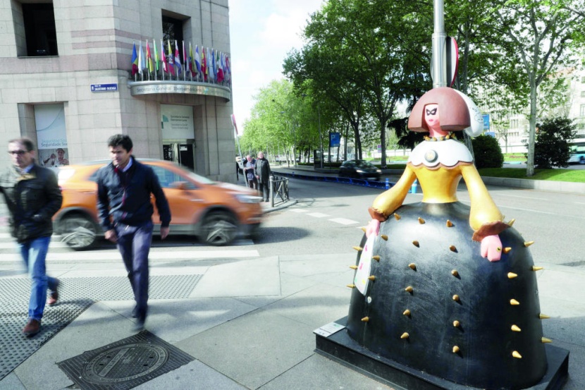 مجسم لامرأة في وسط مدريد، مستوحاة من لوحة الفنان دييجو فيلازكويز عام 1656، ضمن المعرض الفني "السيدات في الانتظار"، وتمتلئ شوارع إسبانيا، بأكثر من 80 مجسما أنشأها النحات العالمي أنطونيو عزتو.