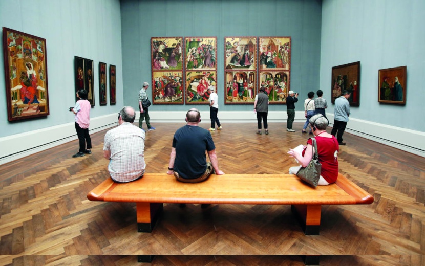 زائرون أمام لوحة واحدة من الغرف الرئيسية لمتحف الفن خلال يوم المتاحف العالمي في برلين