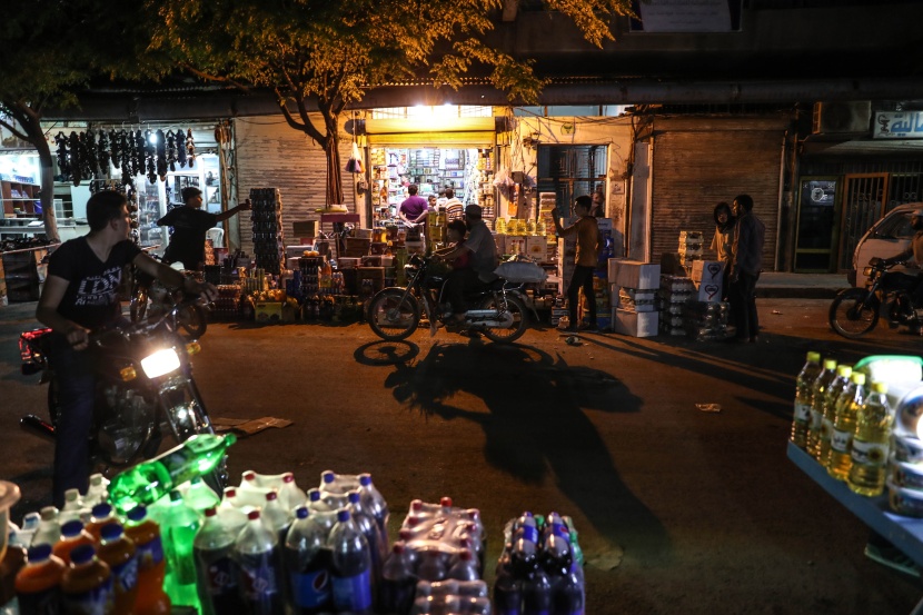 قصة مصورة: رمضان.. صلوات وذكر وموائد عامرة