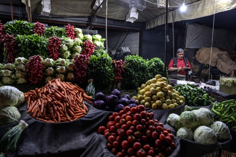 قصة مصورة: رمضان.. صلوات وذكر وموائد عامرة