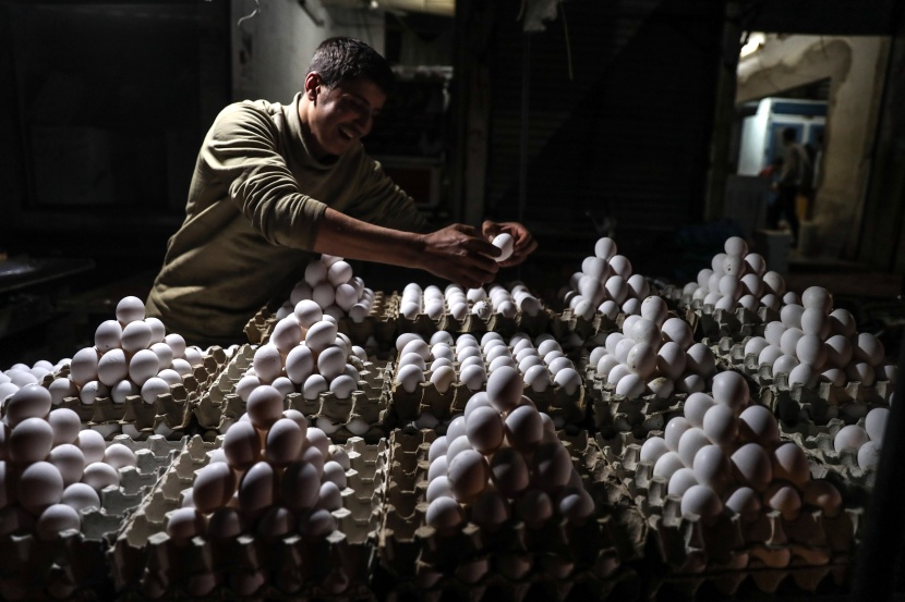 قصة مصورة: رمضان.. صلوات وذكر وموائد عامرة