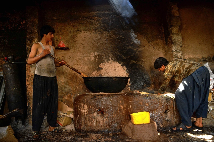 قصة مصورة: رمضان.. صلوات وذكر وموائد عامرة