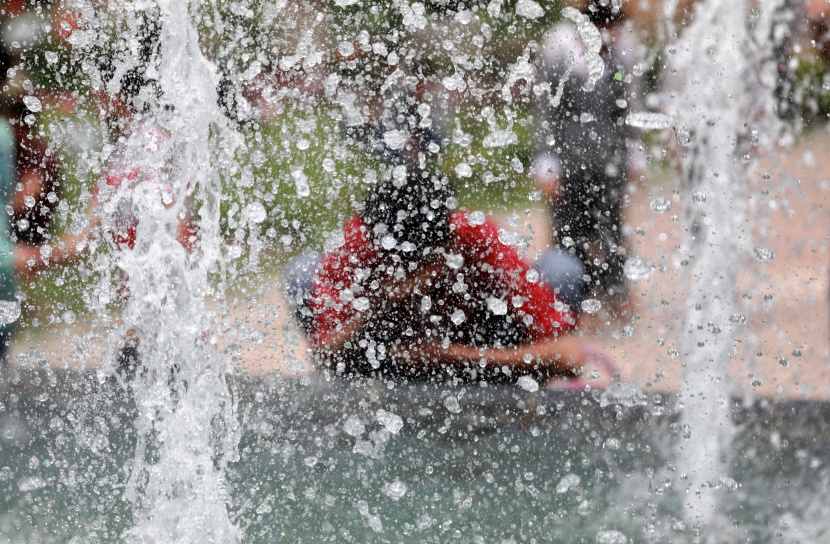 قصة مصورة: رمضان.. صلوات وذكر وموائد عامرة