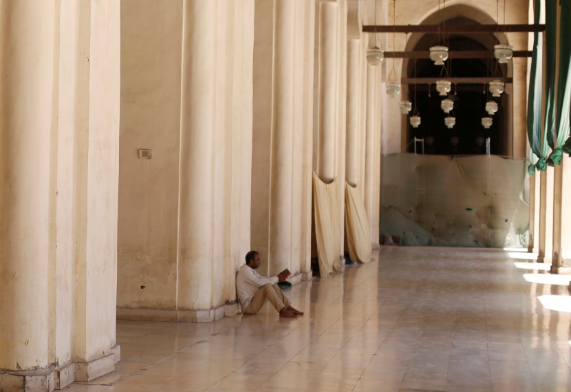 قصة مصورة: رمضان.. صلوات وذكر وموائد عامرة