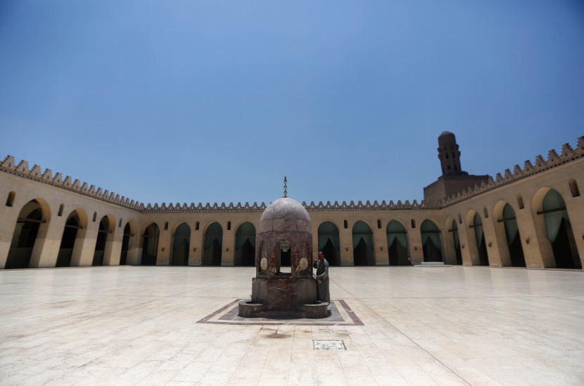 قصة مصورة: رمضان.. صلوات وذكر وموائد عامرة