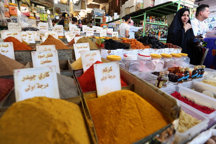 قصة مصورة: رمضان.. صلوات وذكر وموائد عامرة