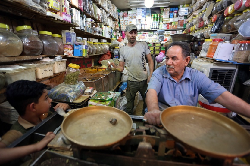 قصة مصورة: رمضان.. صلوات وذكر وموائد عامرة
