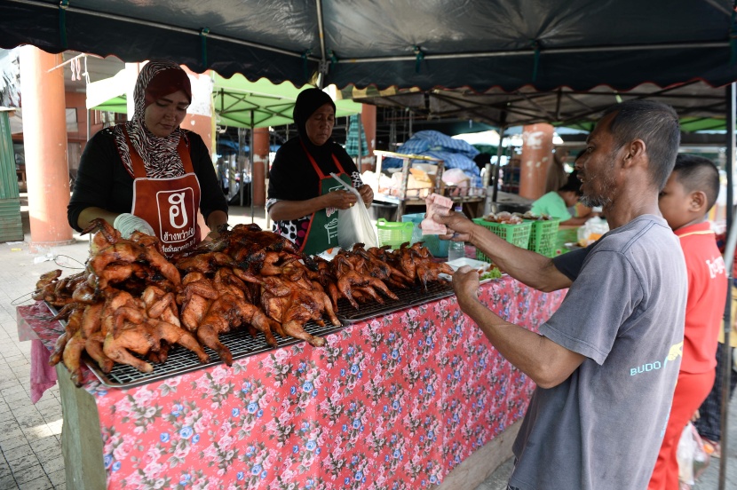 قصة مصورة: رمضان.. صلوات وذكر وموائد عامرة