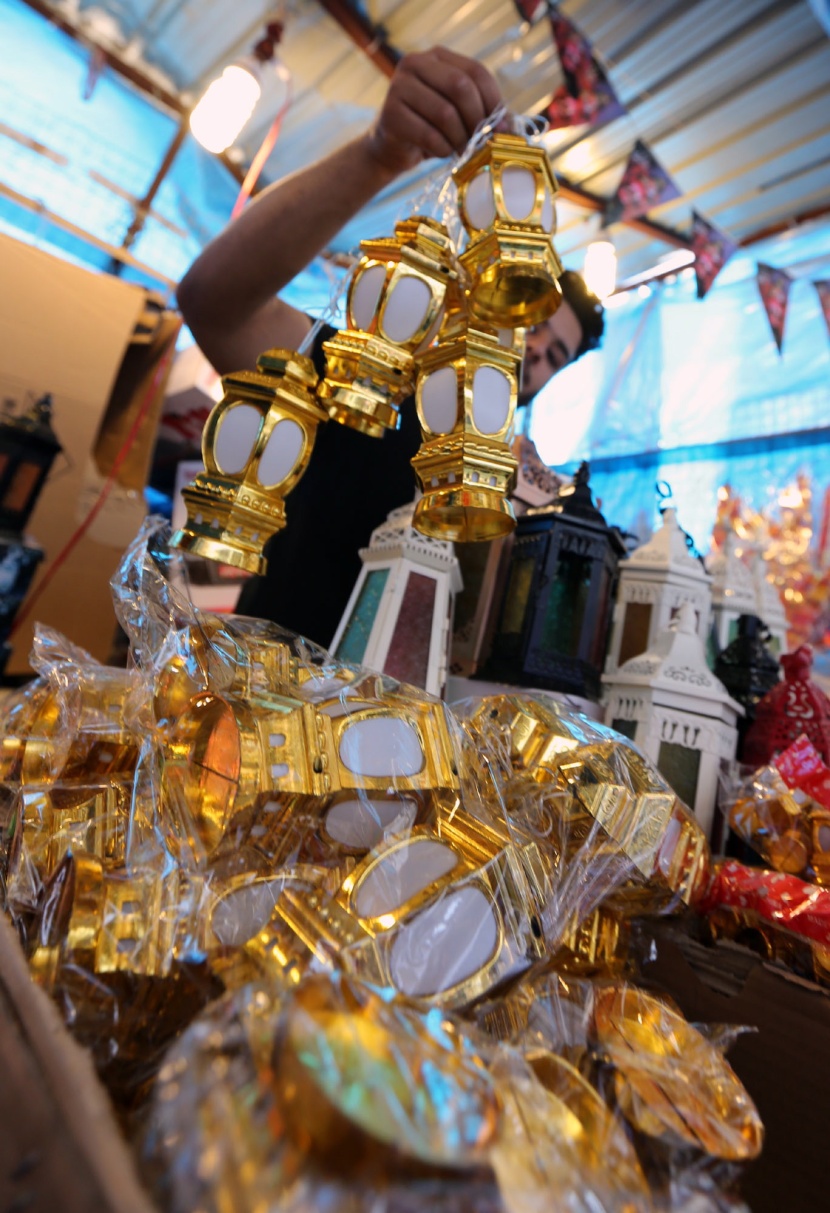 قصة مصورة: رمضان.. صلوات وذكر وموائد عامرة