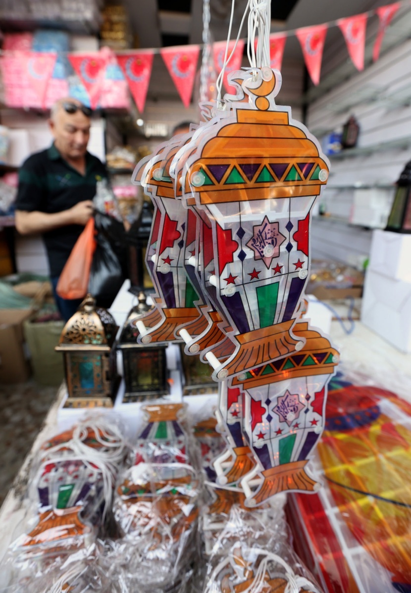 قصة مصورة: رمضان.. صلوات وذكر وموائد عامرة