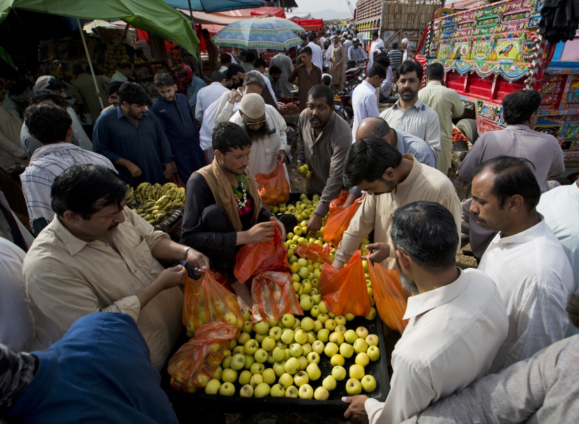 قصة مصورة: رمضان.. صلوات وذكر وموائد عامرة