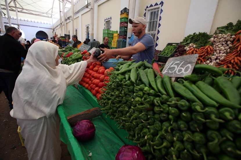 قصة مصورة: رمضان.. صلوات وذكر وموائد عامرة