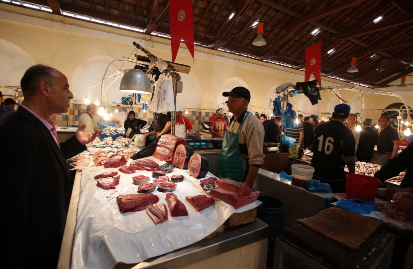 قصة مصورة: رمضان.. صلوات وذكر وموائد عامرة