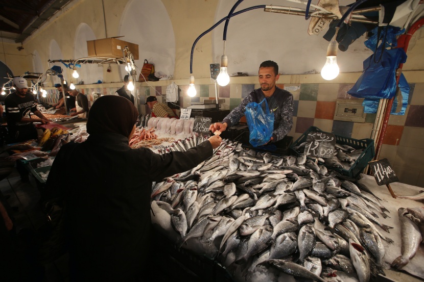 قصة مصورة: رمضان.. صلوات وذكر وموائد عامرة