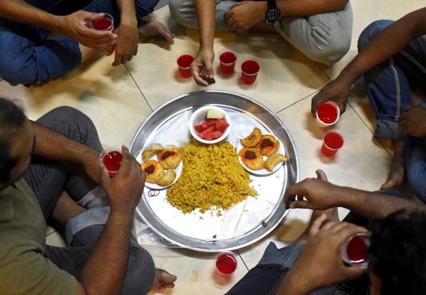 قصة مصورة: رمضان.. صلوات وذكر وموائد عامرة