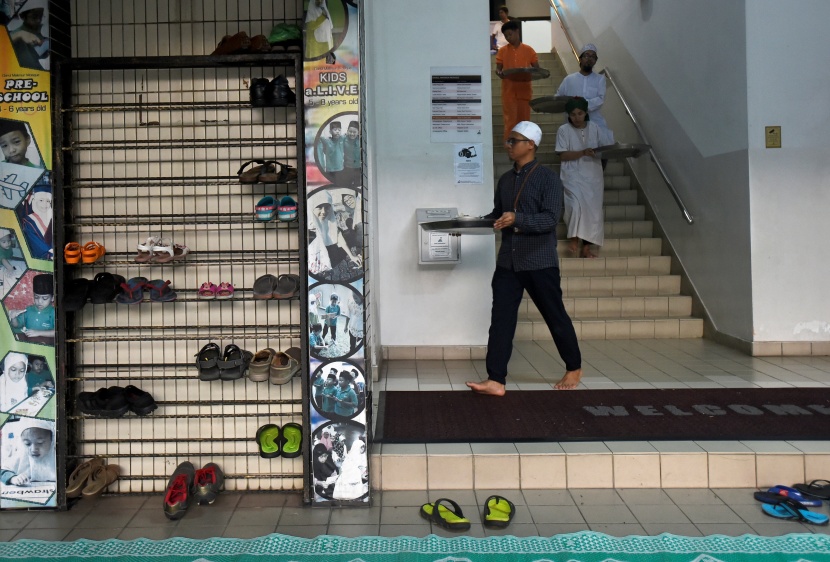 قصة مصورة: رمضان.. صلوات وذكر وموائد عامرة