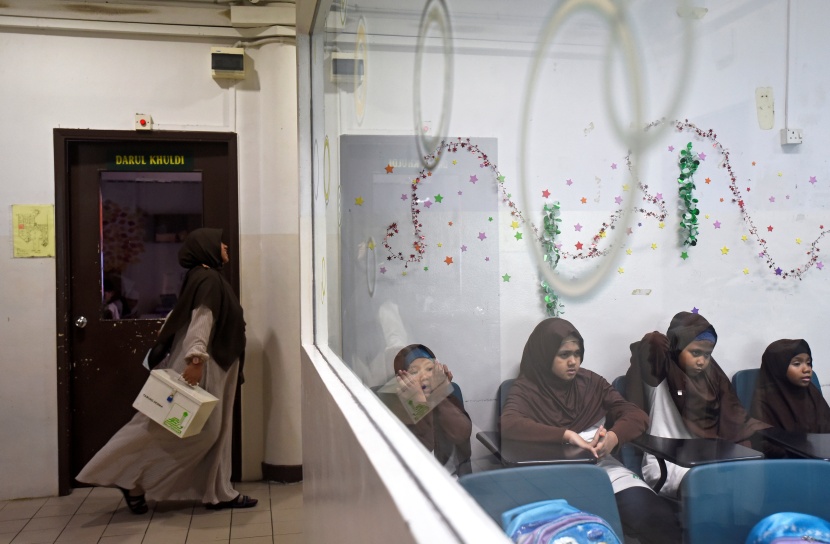 قصة مصورة: رمضان.. صلوات وذكر وموائد عامرة