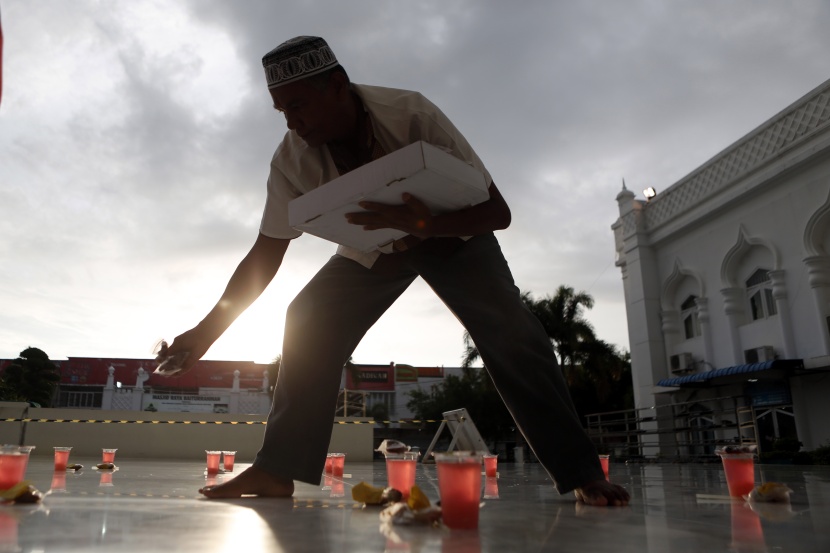 قصة مصورة: رمضان.. صلوات وذكر وموائد عامرة