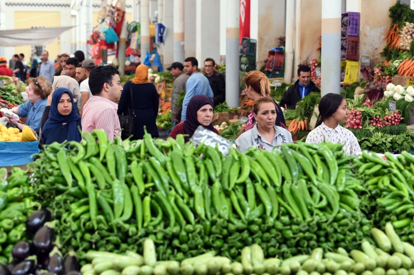 قصة مصورة: رمضان.. صلوات وذكر وموائد عامرة