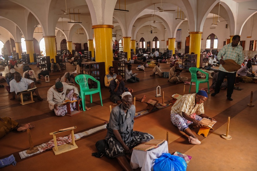 قصة مصورة: رمضان.. صلوات وذكر وموائد عامرة