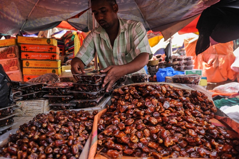 قصة مصورة: رمضان.. صلوات وذكر وموائد عامرة